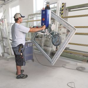 Das Vakuum-Hebegerät VacuMaster eignet sich für die sichere und gesundheitsschonende Handhabung von schweren Lasten wie beispielsweise Metallplatten bis 2.000 kg.