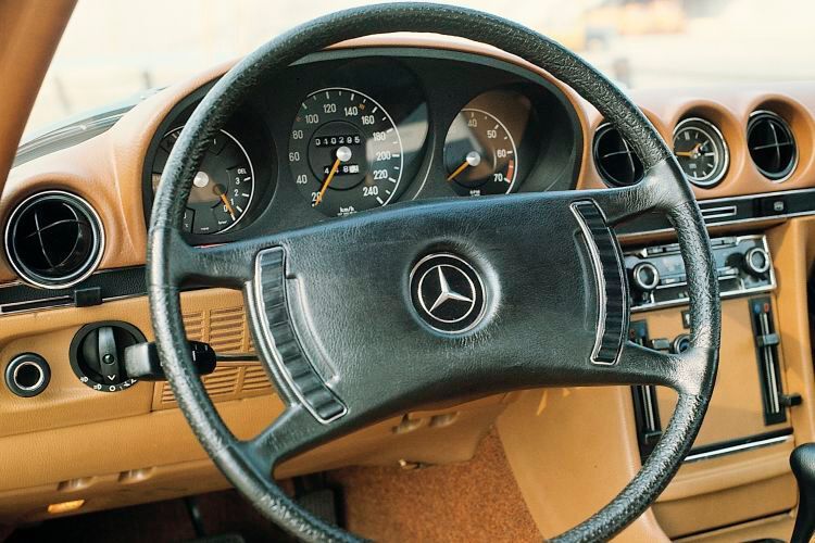 Das 1971 im 350 SL Roadster eingeführte Vierspeichen-Sicherheitslenkrad sorgte dank breiter Polsterplatte mit Pralltopf für nochmals verbesserten Aufprallschutz. Die Speichen dienen als Stützen für den Kranz. Sie nehmen bei einem Aufprall die Kräfte auf und leiten sie so weiter, dass der Lenkradkranz nicht brechen kann. Der Hupenring hatte ausgedient und die Taster für das Signalhorn wanderten wieder auf die Lenkradmitte. (Bild: Daimler)
