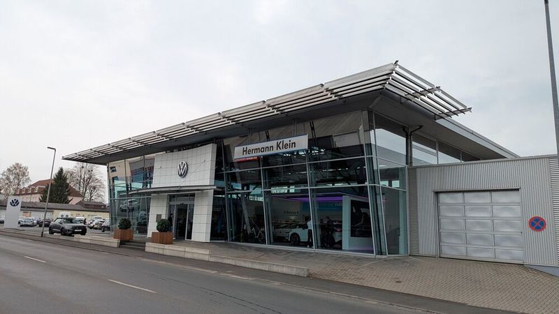 Das Autohaus Hermann Klein befindet sich seit der Gründung vor 60 Jahren an diesem Standort im nordhessischen Fuldatal. Mit rund 200 Mitarbeitern bildet es sämtliche Gewerke des Kfz-Gewerbes ab. (Bild: Rosenow – VCG)