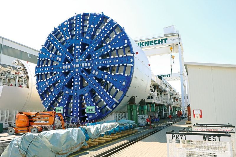 Der im Durchmesser 13 m große Bohrkopf und die dahinter folgende Anlage ergeben eine der größten Tunnelvortriebsmaschinen, die Herrenknecht fertigt. Alle Versorgungsschränke befinden sich direkt auf der Anlage. (S.Häuslein/konstruktionspraxis)