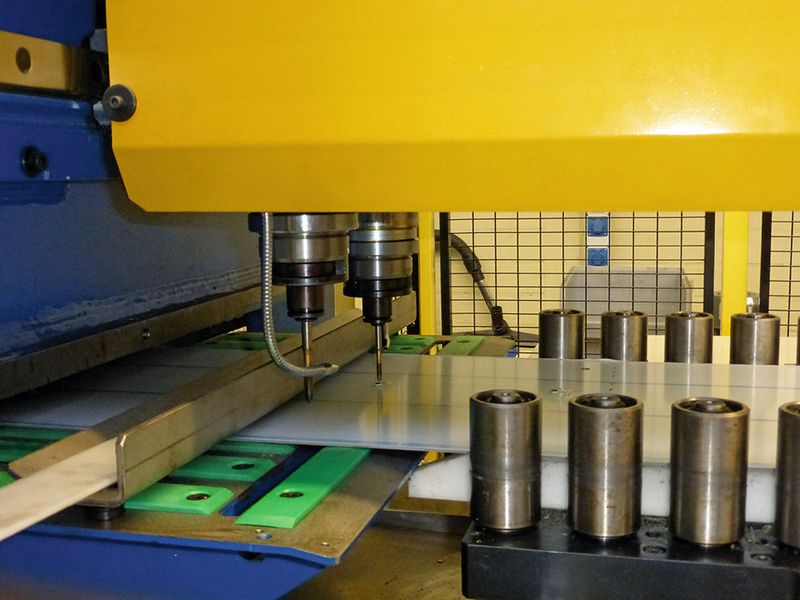 Nach dem Stanzvorgang hat Dimeco für Trox noch zwei Gewindeformeinheiten realisiert. Da sie hinter und nicht in der Maschine liegen, sind sie leicht zugänglich und direkt einsehbar. (Bild: Finus)