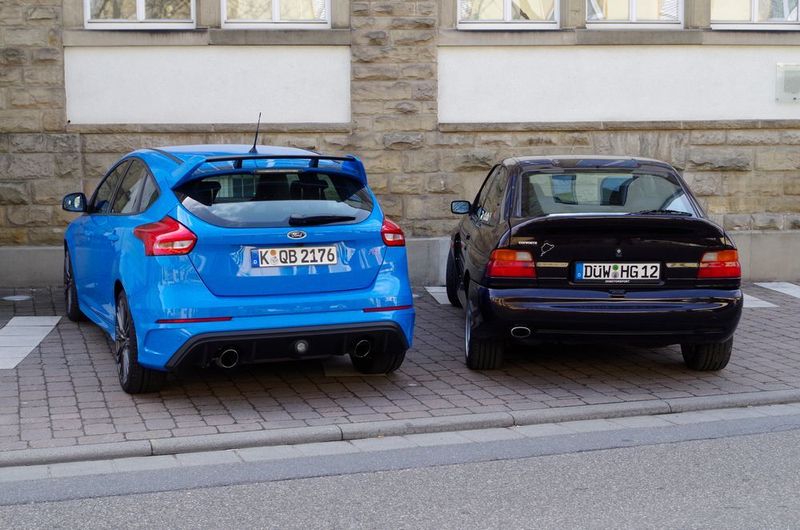 Auffällig sind beide, auch wenn der Escort Cosworth Mitte der Neunziger noch mehr Blicke auf sich gezogen haben dürfte als der RS heute. (Patrick Broich/SP-X)