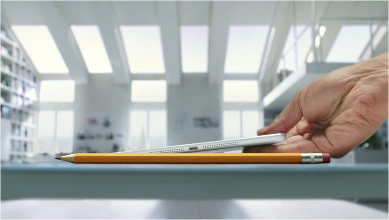 ...sondern das iPad Air, das so dünn ist, dass es sich dahinter verbergen lässt. (Bild: Apple)
