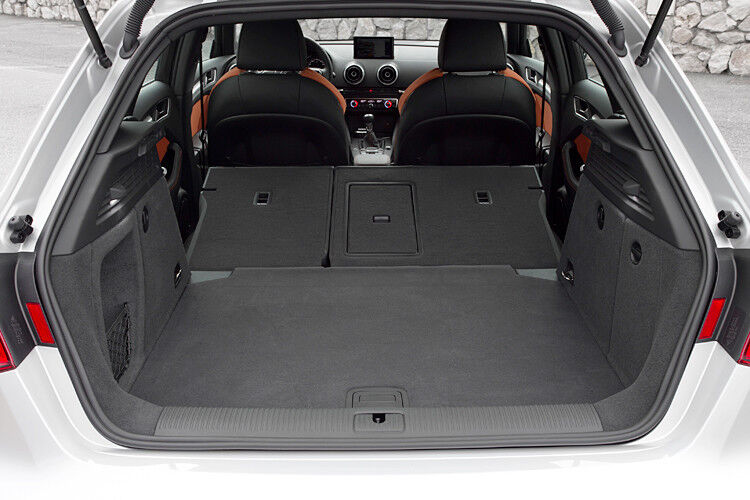 In den ebenen Kofferraum passen 380 Liter, bei umgeklappten Rücksitzlehnen sind es 1.220 Liter. Taschenhaken und Verzurrösen sind Serie. (Foto: Audi)