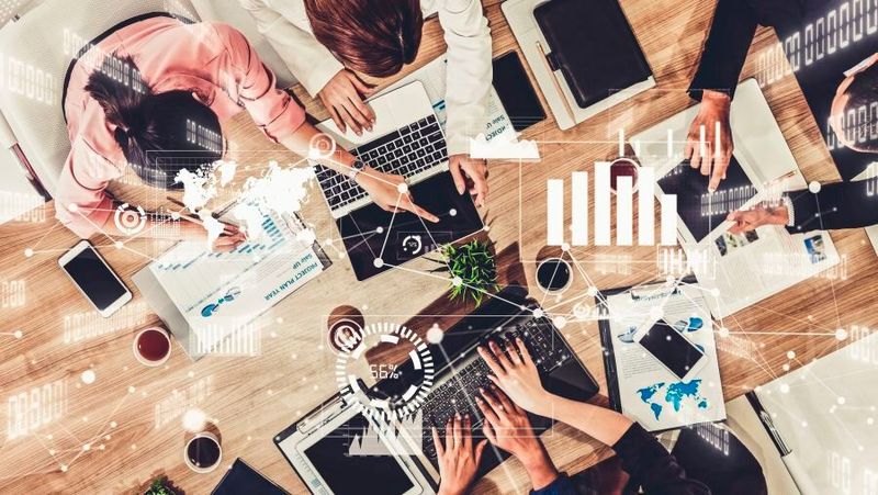 Welche Technologie passt auch in drei oder mehr Jahren noch zur eigenen Strategie? Der Weg zu einer zukunftssicheren IT-Infrastruktur führt über strategische Planung, realistische Kostenkalkulation und frühzeitige Compliance-Prüfung.(Bild: ©  Blue Planet Studio - stock.adobe.com)