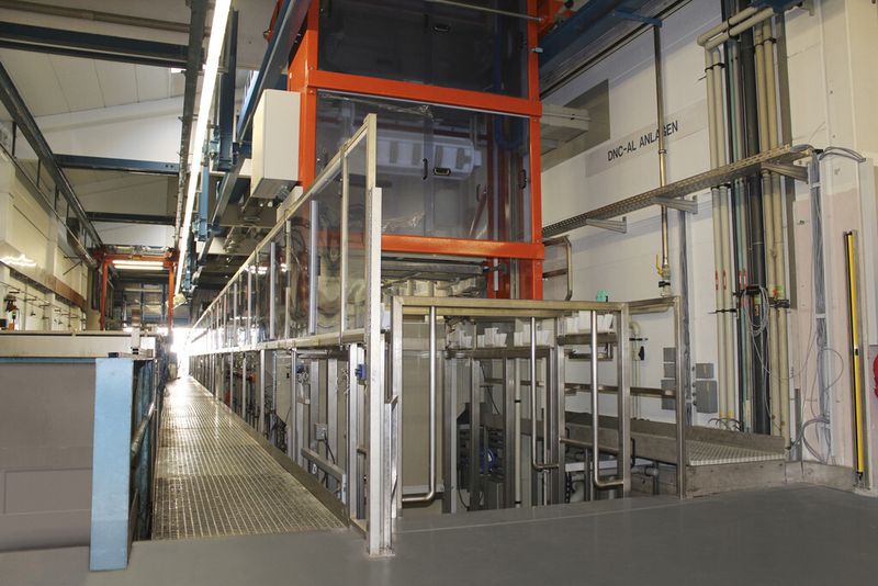 Die neue Anlage mit Verfahrwagen zur chemischen Vernickelung von Aluminium und Aluminiumlegierungen im AHC-Werk München. (Bild: AHC Oberflächentechnik)