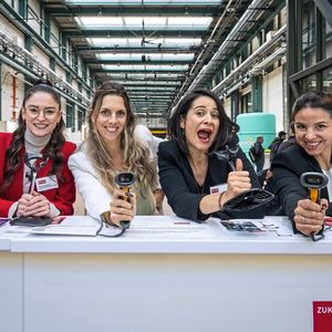 Das Empfangsteam der Vogel Communications war vor der Eröffnung voller Vorfreude, wie gut zu erkennen ist. (Bild:  Thomas Entzeroth)