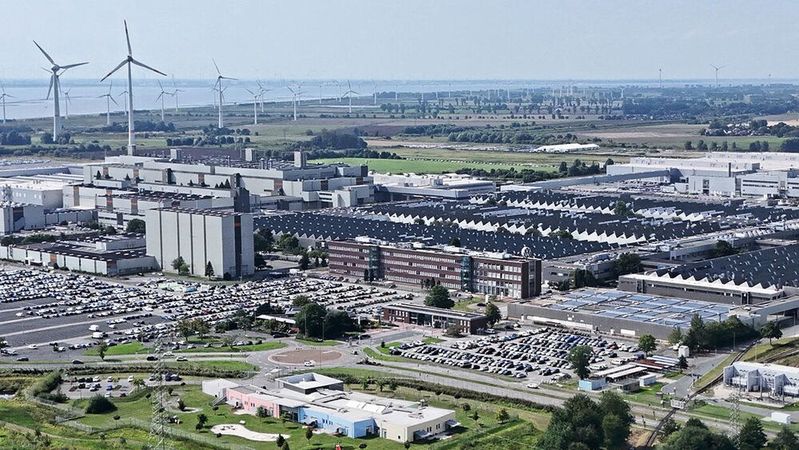Unter anderem das Volkswagen-Werk in Emden ist durch die jüngst bekannt gewordenen Sparpläne der Konzernspitze gefährdet.(Bild:  Volkswagen AG)