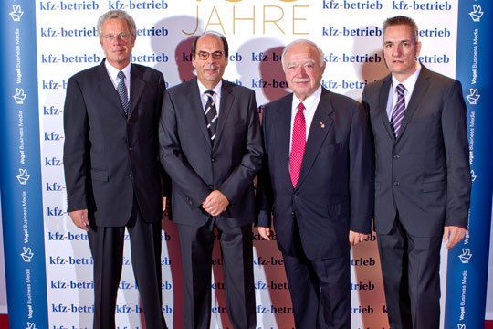 Ulrich Fromme (ZDK), Ernst Haack (Vogel Business Media), Bernhard Enning (Autozentrum Recklinghausen), Wolfgang Michel (Vogel Business Media) (Archiv: Vogel Business Media)