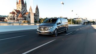 Der Mercedes EQV steht ab rund 69.600 Euro in den Schauräumen der Händler. (Bild: Daimler)