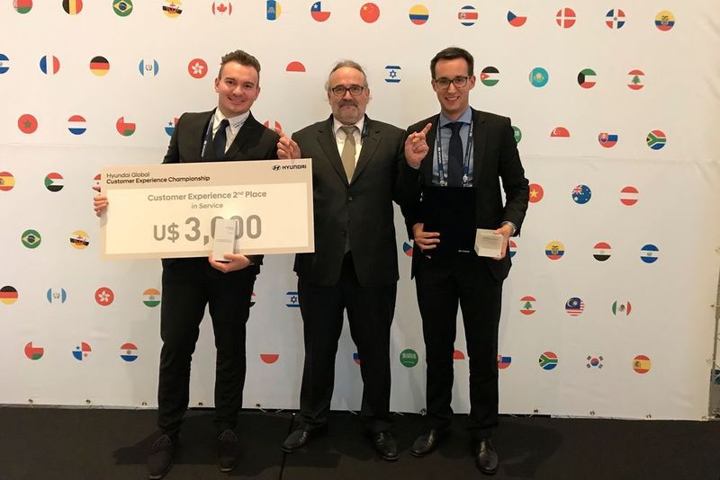 Freuen sich über den Erfolg: Florian Ziegler, ATB Autotechnik, Wolfgang Mayer, Temleiter Technisches Training bei Hyundai Motor Deutschland und Andrej Junker, Autohaus Xaver Platzer. (Hyundai)