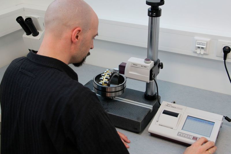Rauheitsprüfung der Oberfläche im neuen Analyselabor des Großhändlers und Dienstleisters. (Eisenhart Laeppche)