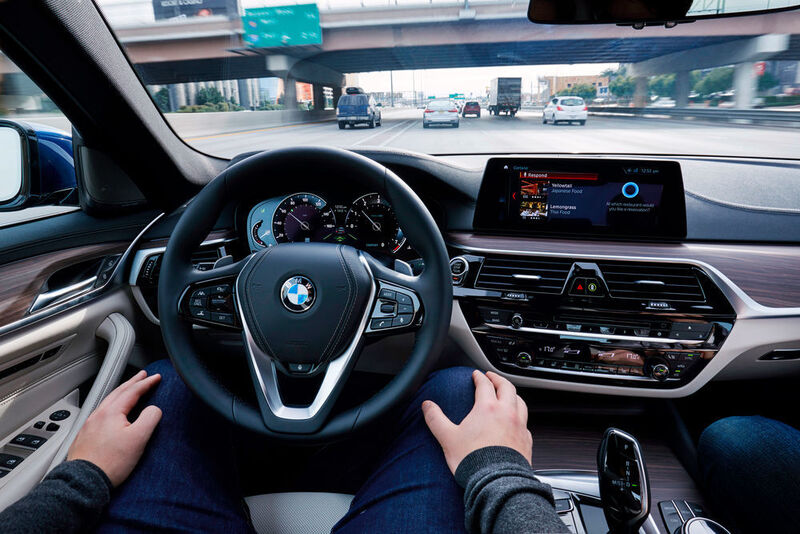 BMW hat eine Flotte von 5ern mit den neuesten Systemen ausgerüstet, um aufzuzeigen, welche Vorzüge das autonome Fahren bietet. Der Fahrer soll sich schließlich nicht langweilen, ... (Fabian Kirchbauer/BMW)