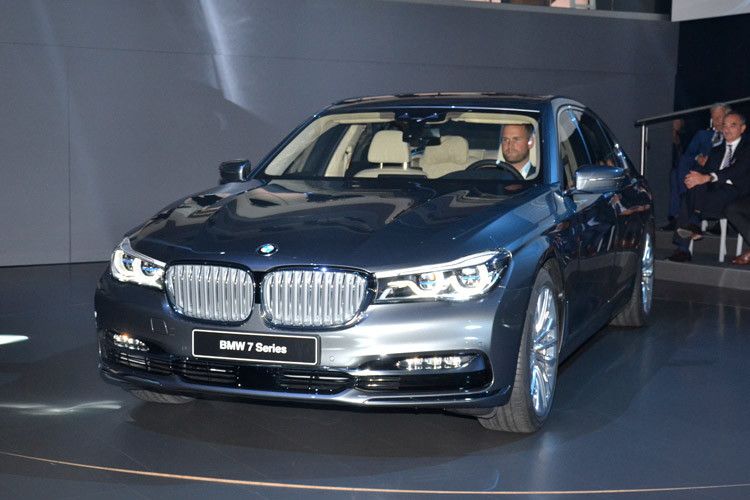 Auf einer Drehscheibe präsentierte sich der neue Siebener... (Foto: Michel)