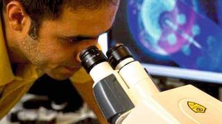 Biophysiker Morteza Aramesh bei der Arbeit am Mikroskop. Seine Methode misst die Signalstoffe von Zellen auf ganz neue Art. (ETH Zürich / Tilman Schlotter)