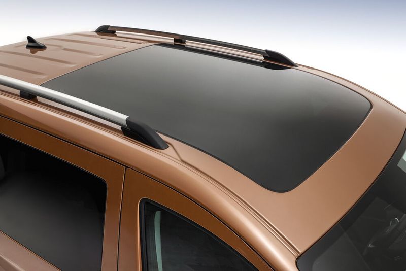 Das große Panoramadach reicht über die erste und zweite Sitzreihe. (Volkswagen)