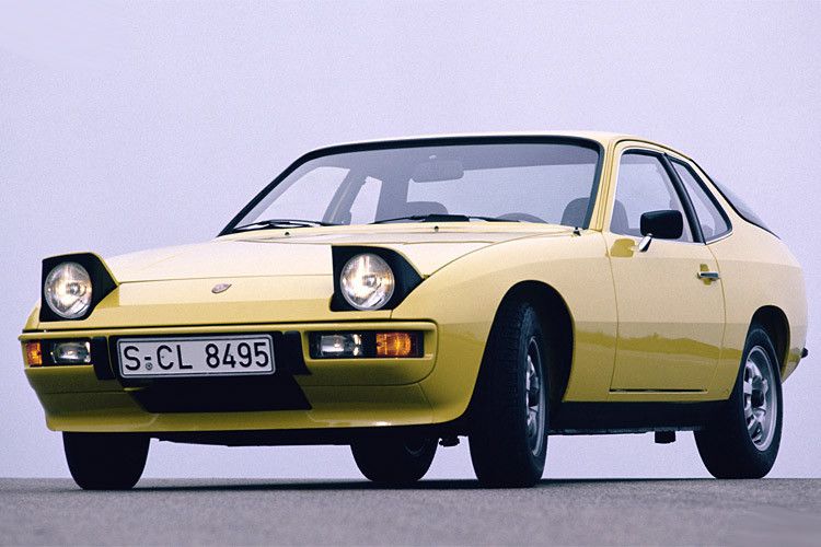 Platz 7: Porsche 824 ab 1976. Längst ist dieser Porsche ein Kultsportwagen der Klassikerszene. Ein Kulturschock war er dagegen bei seiner Präsentation vor 30 Jahren. Wasserkühlung, Frontmotor von Audi, Getriebe in Transaxle-Bauweise hinten, eher feminines rundliches Design aus der Feder des ehemaligen Corvette-Designers Anatole Lapin und das alles in einem ursprünglich als Volkswagen entwickelten Auto, damit konnten die Neunelfer-Fans wenig anfangen. Andererseits brachte der 924 so viel Geld in die Kasse, dass er in Krisenjahren sogar das Überleben des 911 sicherte. (Foto: Porsche)