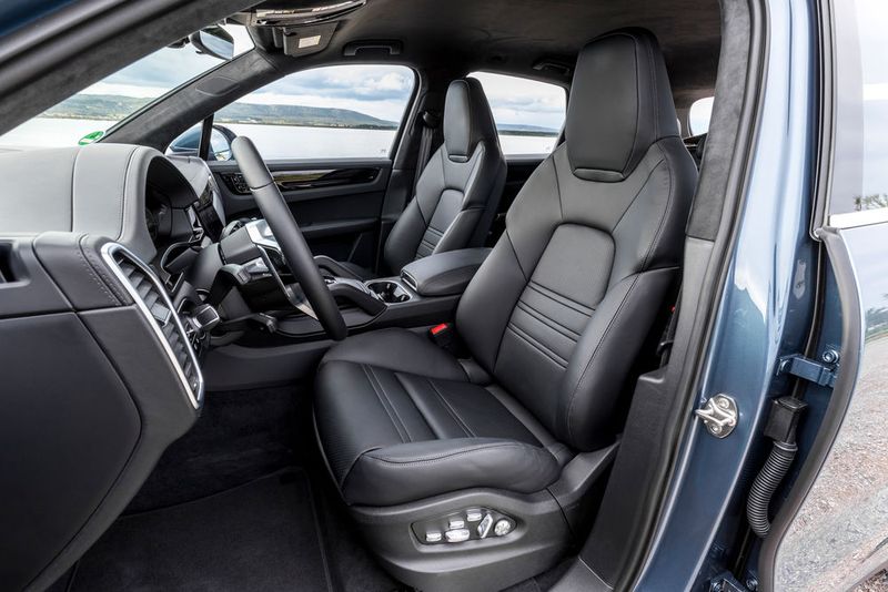 Erstmals bei Porsche gibt es außerdem ein Head-Up-Display. (Bild: Porsche)