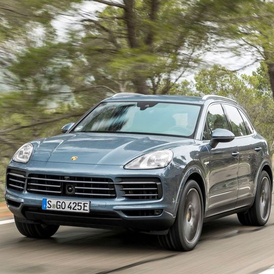 Im Vergleich zu seinem Vorgänger hat der Cayenne E-Hybrid deutlich an Power zugelegt.(Bild:  Porsche)