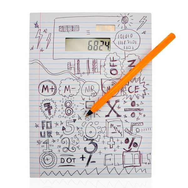 Ganz individuell kann dieser Taschenrechner gestaltet werden: Erstmal wartet nur eine leere Seite im Schulheft-Look und fordert dazu auf, der Kreativität freien Lauf zu lassen. Natürlich sollten die Zahlen und Funktionen des Taschenrechners am richtigen Ort sein (dabei hilft eine Schablone), aber alles Weitere ist der eigenen Fantasie und dem eigenen Geschmack überlassen. (Bild: www.geschenkidee.de)