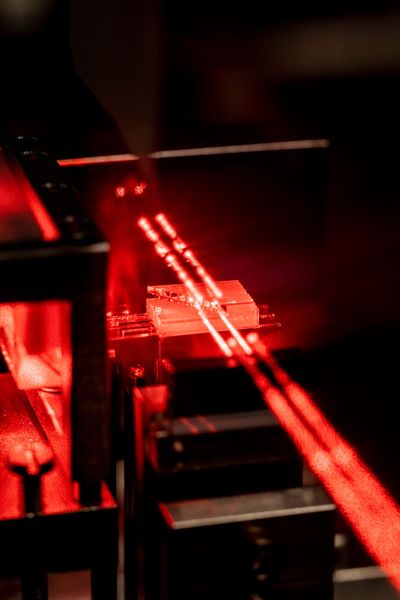 Am Fraunhofer-IOF in Jena wurden für den industrietauglichen Quantencomputer, der mit Kalziumionen arbeitet, die Optik und die Lasertechnik zur Kontrolle der Ionen gebaut. (Bild: Fraunhofer-IOF)