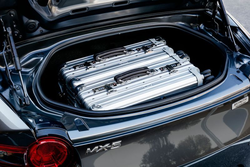 Mit 127 Litern ist der Platz im Kofferraum nicht wirklich üppig. Doch Gepäck für das Wochenende passt gerade so rein. (Mazda)