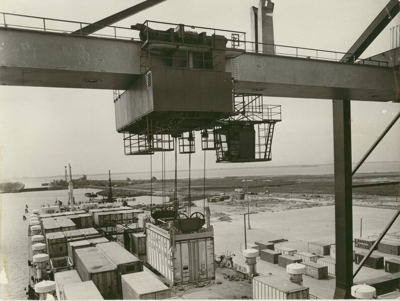 Schon im Juni 1968 bediente man Containerschiffe hinter der Schleuse im Nordhafen von Bremerhaven. (BLG Group)