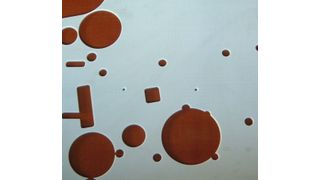 Der Fakuma-Auftritt von AGK Hochleistungswerkstoffe galt ganz dem Thema Wärmeisolierung bei der Kunststoffverarbeitung. Wärmeisolierplatten wie diese hier, stellen weiterhin den größten Beitrag zur Energieeinsparung, wie es heißt. (Bild: AGK)