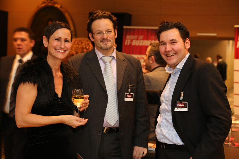 Sponsoren des Abends (v. l.): Karin Hernik und Michael Scaccia, Schneider Electric, mit Michael Starker, sysob (IT-BUSINESS)
