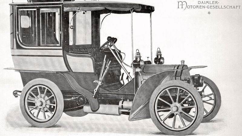 Hier ein Simplex in der Ausführung als Limousine aus dem Jahre 1903. Charakteristisch ist der Antrieb der Hinterräder per Kette. Auch besaßen die Modelle allesamt einen Bienenwabenkühler mit integriertem Wasser-Ausgleichsbehälter, den als erster Wilhelm Maybach am 20. September 1900 zum Patent angemeldet hatte. (Bild:  Mercedes-Benz AG)