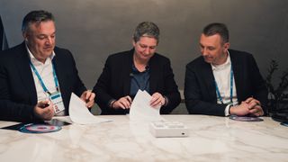 Rolf Schumann, Co-CEO von Schwarz Digits, Claudia Plattner, Präsidentin des BSI und Christian Müller, Co-CEO von Schwarz Digits bei der Unterzeichnung des Kooperationsvertrages (v.l.n.r.). (Bild: Schwarz Digits)