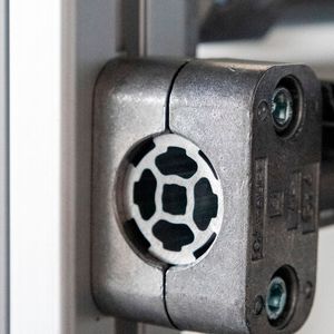 An einem BeeWaTec Aluminiumprofil mit Nut wurde ein Aluminiumprofilrohr mithilfe eines Verbinders montiert. Beide Systeme sind durch spezielle Verbinder kombinierbar.(Bild:  BeeWaTec AG)