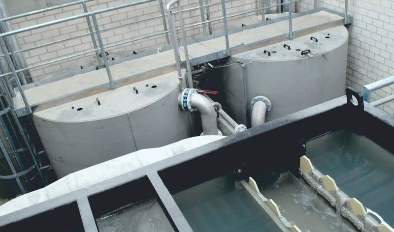 Ein Filterkomplex von Sandfiltern ist bei einer Waschwasseraufbereitung im Einsatz, rechts im Bild Schrägklärer zur Grobreinigung. (Leiblein)