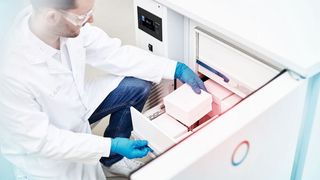 Extrem kalt erwischt! Unter dem Namen Versafreeze bietet Lauda jetzt Ultra-Tiefkühlgeräte an, die in maximal fünf Schubladen Impfstoffe, wertvolle Proben und organisches Material sicher aufbewahren. (Lauda)