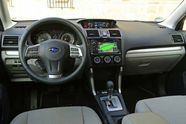 Das Interieur wirkt zwar aufgeräumt, doch auch Chrom-Applikationen sowie viele praktische Ablagen können nicht ganz dem vorherrschenden Eindruck von dominantem schwarzem Kunststoff entgegenwirken. (Foto: Subaru)