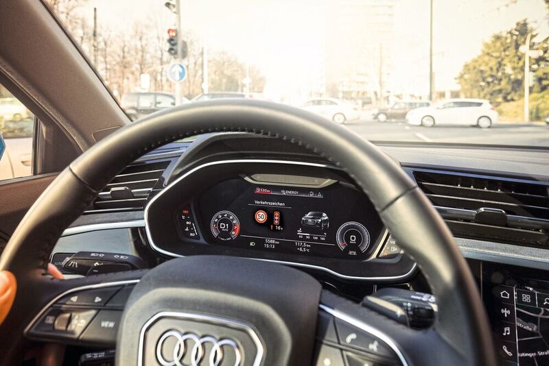 Lässt sich ein Stopp an einer roten Ampel nicht vermeiden, zählt ein Countdown die Sekunden bis zur nächsten Grünphase (Time-to-Green).  (Audi)
