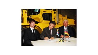 Vertragsunterzeichnung in der Hyundai-Europazentrale im belgischen Geel (v.l.n.r.): Robert Schadl, J.W. Hwang, Managing Direktor Hyundai Heavy Industrie Europe, und Erwin Schadl. Bild: Hyundai (Archiv: Vogel Business Media)