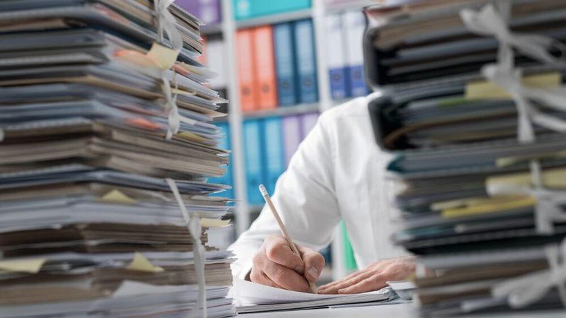 Immer mehr deutsche Unternehmen investieren aufgrund von bürokratischen Hürden lieber im Ausland.(Bild:  stokkete - stock.adobe.com)