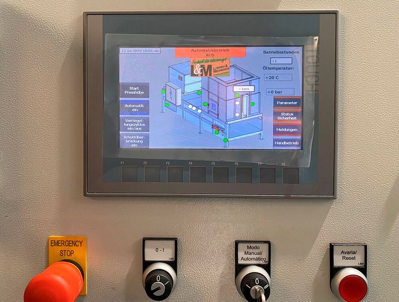 Alles auf einen Blick: Alle für den Betrieb relevanten Informationen über die Anlage erhält der Bediener übersichtlich auf einem Display. Hier ist auch schnell erkennbar, welcher Sicherheitssensor SRF eine Störung meldet. (Bild: Bernstein)