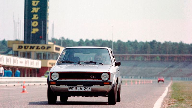 Der Volkswagen Golf prägte die moderne Kompaktklasse – 1975 löste er als GTI-Kraftpaket einen sportlichen Urknall aus. (Bild: VW)