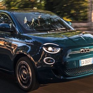 Das Start-Modell des neuen Elektro-500ers geht (ungefördert) bei knapp 35.000 Euro los.(Bild:  FCA)