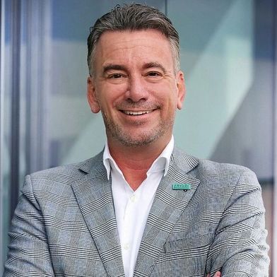 Der Arburg-Geschäftsführer Vertrieb und After Sales, Tobias Bauer, freut sich auf sein neues Amt als Euromap-Präsident, wie heute bekanntgemacht wurde. (Bild: VDMA)