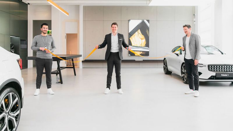 V. li.: Store-Manager Ozanali Mercanoglu, Polestar-Deutschland-Geschäftsführer Alexander Lutz und der Geschäftsführer des Münchner Polestar-Spaces Harald Krist lösten symbolisch den gelben Polestar-Gurt von der Gurtschnalle. (Bild: Polestar)