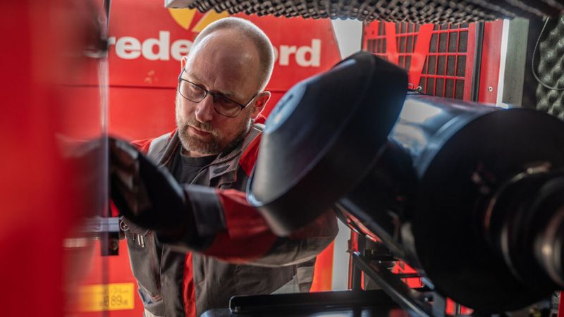 Servicetechniker bei der Wartung eines Bredenoord Stromaggregat (Bild: ©Bredenoord GmbH )