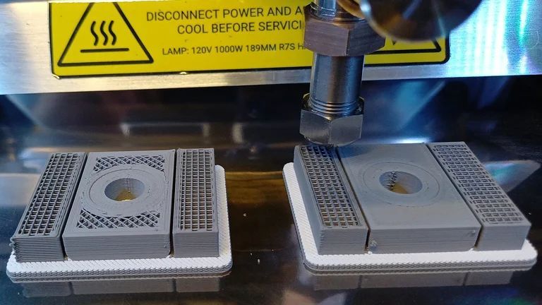 Ein weiteres Vorserienbauteil des Challenger 3 während des Druckvorgangs: Gefertigt im Metal-Paste-Deposition Verfahren aus 17-4PH-Edelstahl und Keramikpaste. Links die gewichtsoptimierte Ausführung, rechts die Variante mit vollständiger Füllstruktur. (Bild: RBSL)