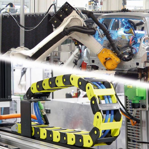 Die Advanced Shielding Technology sorgt auch in schock- und vibrationsintensiven Applikationen für eine zukunftssichere Schirmanbindung. (Phoenix Contact)