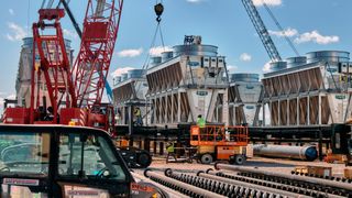 Die Größenordnung ist schier ungalublich: Im Mai hat Schneier Electric nicht nur zu einem Bsuch beim Cooling-Zukauf Moivair eingeladen, sonder auch auf die Datacenter-Baustelle von Terawulf am Lake Marina, auf der unter anderem Equipment des Herstellers verbaut wird.  (Bild: Schneider Electric)
