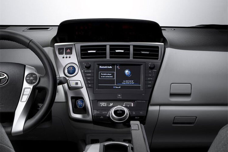 Der neu gestaltete Innenraum wirkt aufgeräumt und hochwertiger als beim alten Prius. (Foto: Toyota)