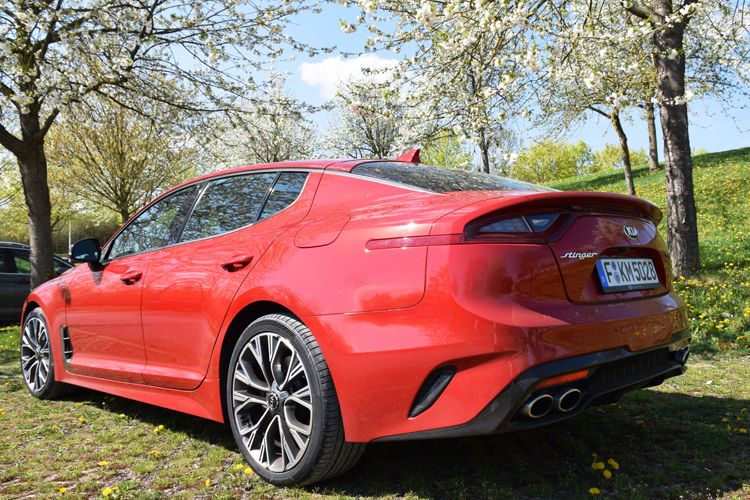Mit einer Gesamtlänge von 4,83 Metern ergänzen sich sportliches Design und Alltagstauglichkeit. (Bild: Schweitzer/»kfz-betrieb«)