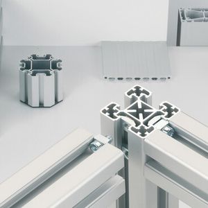 Blocan-Konstruktionsprofile aus Aluminium bilden in Kombination mit elektrisch angetriebenen Hubsäulen die Basis der hochwertigen Tischkonzepte.